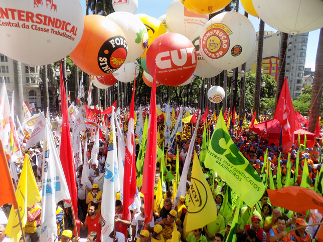 Dia Nacional de Paralisação lota Praça da Sé,  Centro de São Paulo, contra a retirada de direitos