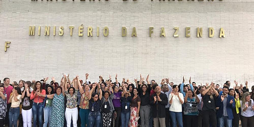 Servidores do Ministério do Trabalho interditam Esplanada em ato contra extinção da pasta