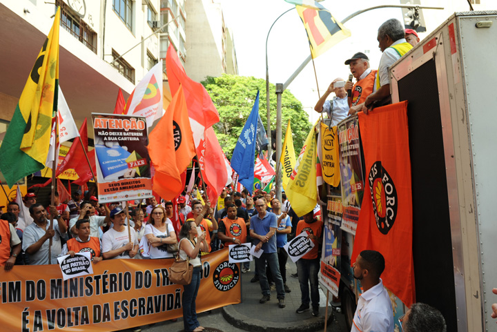 Protesto na Superintendência do Trabalho repudia fatiamento do MTE