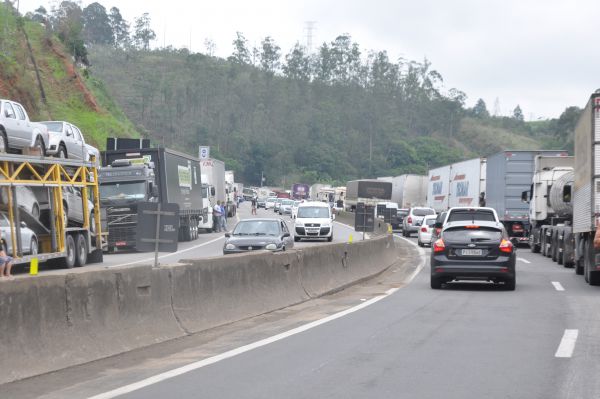 Manifestação de caminhoneiros interdita rodovia Presidente Dutra no RJ, diz Polícia