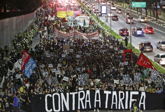 Protesto contra tarifa de transporte acaba em vandalismo em São Paulo