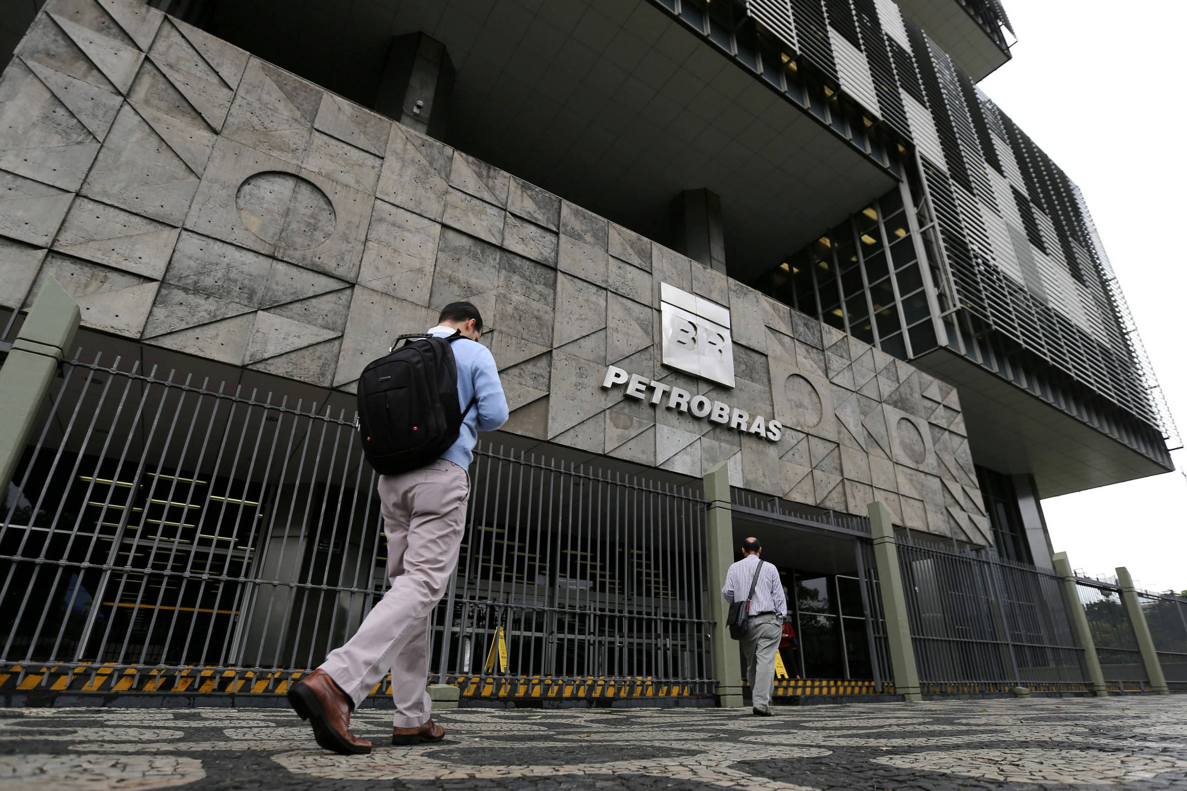 Petrobras avisa sindicatos que contribuição de março não será descontada em folha