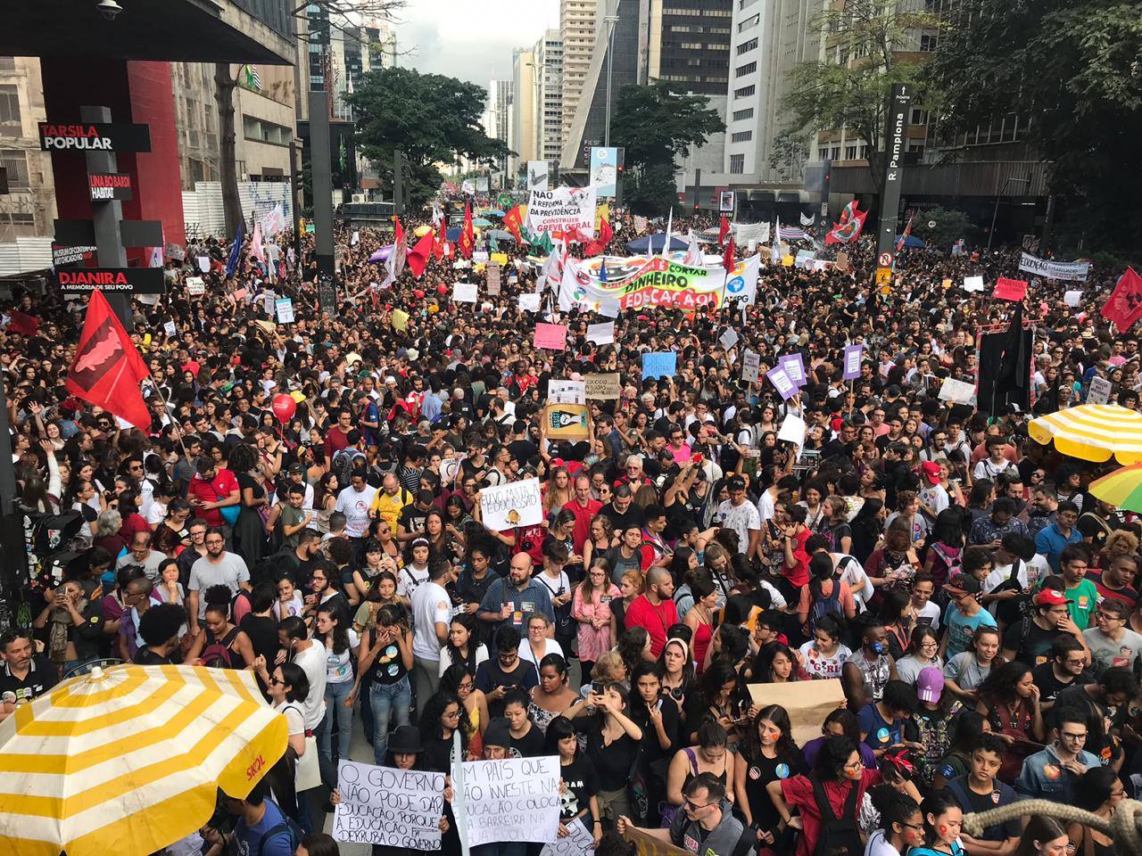 URGENTE: Momento Sindical – Presidente da FESSPMESP Aires Ribeiro e diretor de comunicação Denilson Bandeira convocam a todos para participarem do ato em defesa da educação de nosso país