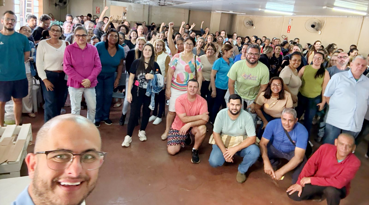 Pontal/SP | Servidores encerram greve após quatro dias e garantem 5% de reajuste salarial e 22% de aumento no vale alimentação